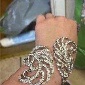 Elegant Silver Leaf Design Bracelet